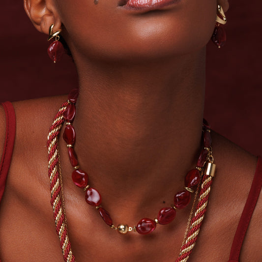 Colar Cristas em Vermelho com Fecho Ímã Dourado