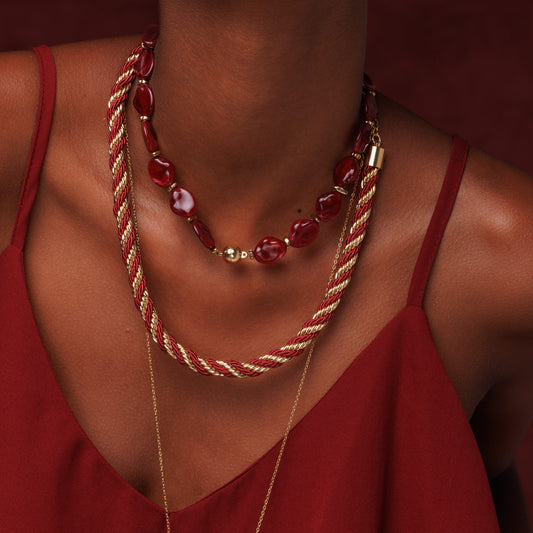 Colar Cordão Torcido com Detalhe Colorido Dourado