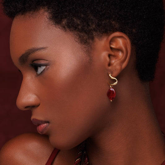 Brinco em V com Pedra Vermelha Dourado