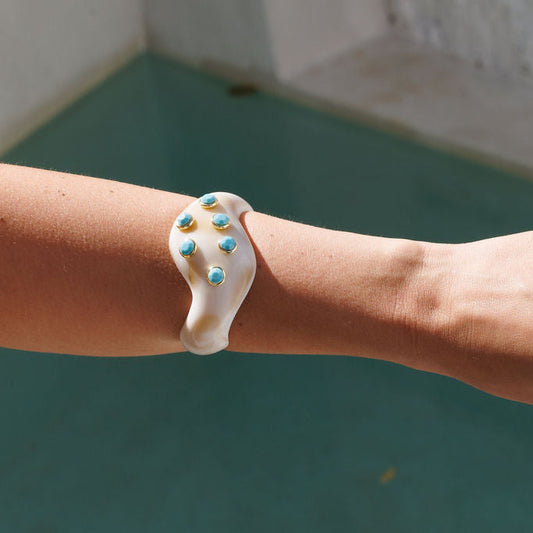 Pulseira Bracelete Ondulado Resina Creme com Cristais Turquesa Dourado