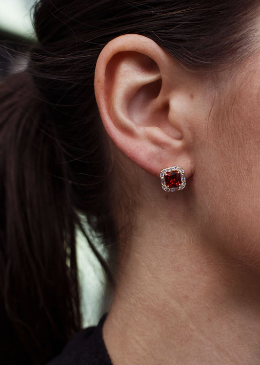 Brinco Quadrado Pequeno Cravejado