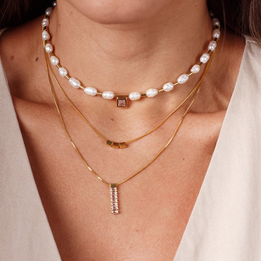 Colar Duplo Canos Lisos e Linha Cravejada Dourado