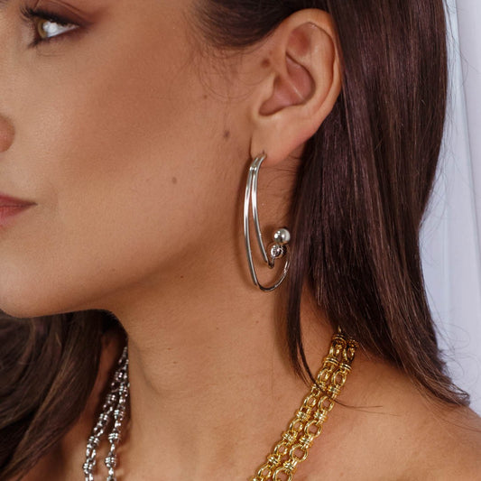 Brinco Argola Alongada Torcida Esfera Ponta Prateado