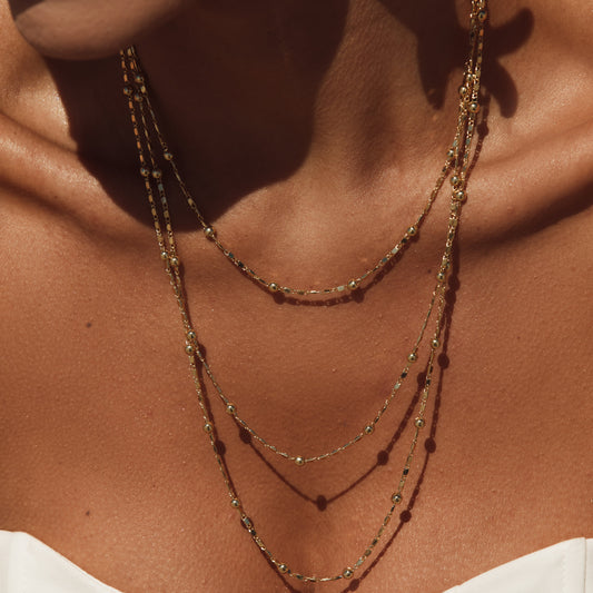 Colar Longo Corrente Trabalhada com Esferas Dourado