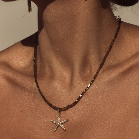 Colar Hematita com Pingente Estrela do Mar Cravejado Dourado