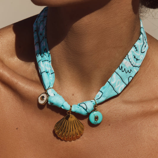 Colar Lenço Azul com Pingentes de Concha e Detalhes Dourados