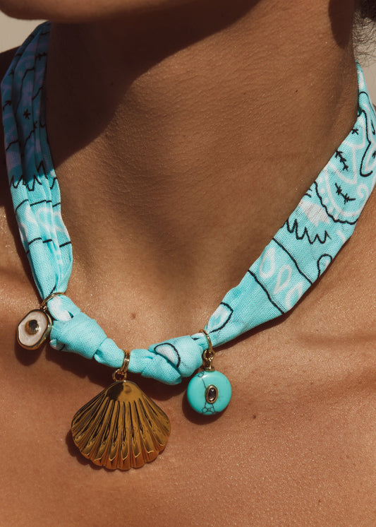 Colar Bandana Azul com Pingentes de Concha e Detalhes Dourados
