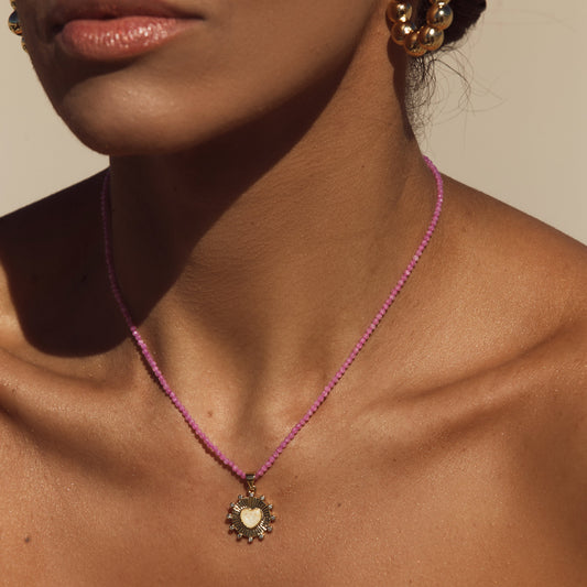 Colar Cristais Rosa com Pingente Medalha Coração Dourado