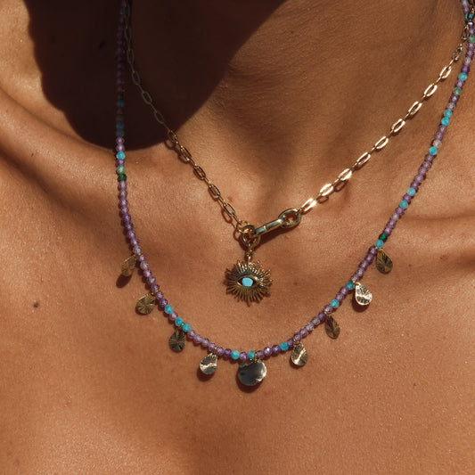 Colar Colorido com Pingentes Dourados