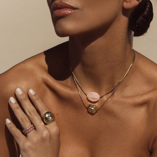 Colar Duplo Pingente Orgânico e Pedra Rosa Dourado