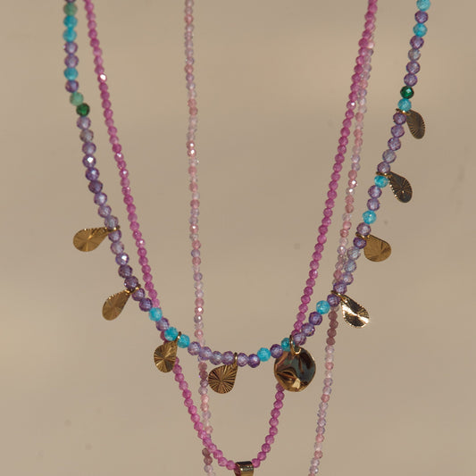 Colar Colorido com Pingentes Dourados