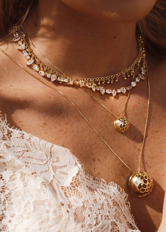 Colar Longo Dourado com Pingente Redondo Vazado