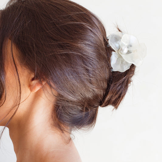 Piranha de Cabelo Maxi Flor Creme com Pérola Nat Mosca