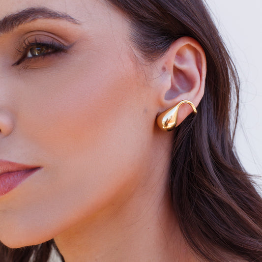 Brinco Ear Cuff Gota Central com Piercing Lateral Dourado