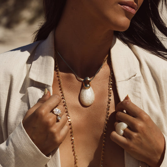 Colar Gota Maxi Resinado Perolizado Dourado