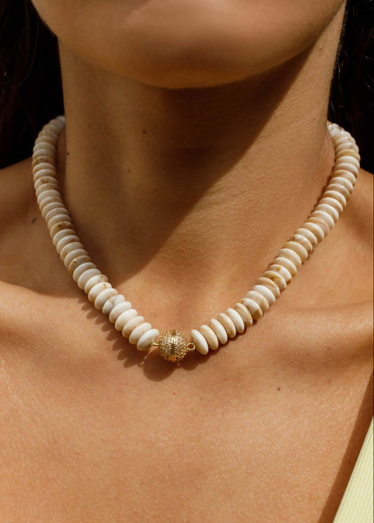Colar com Pedras e Detalhe Dourado