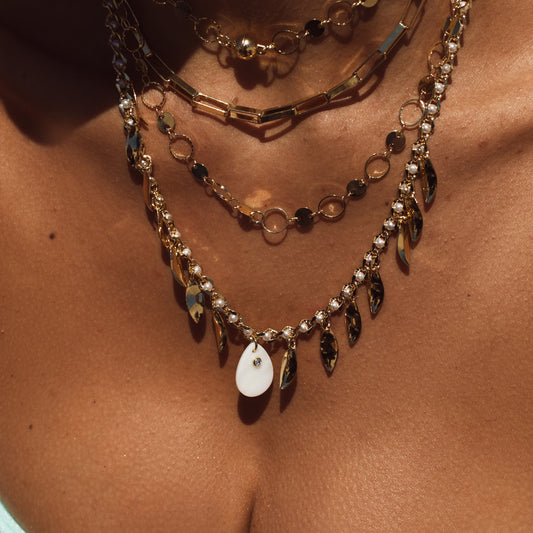 Colar Corrente Pérolas com Gota Madrepérola e Medalhas Dourado