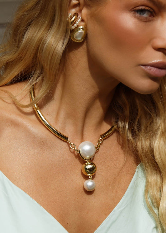 Colar Dourado Estruturado com Pérolas e Esfera