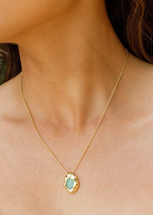 Colar Dourado com Pingente Verde