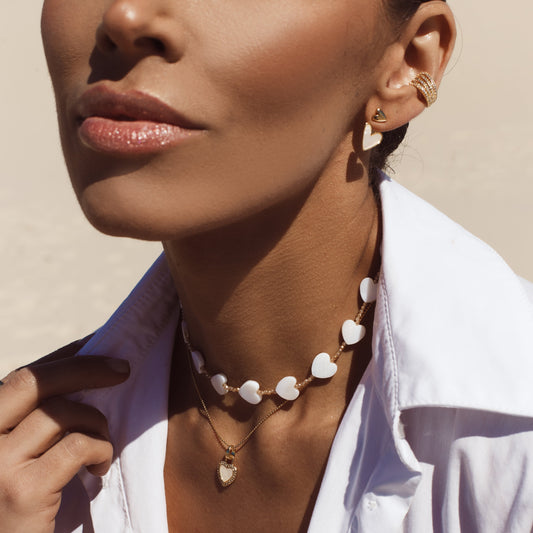 Brinco Corações Minimalista Madre Pérola Dourado