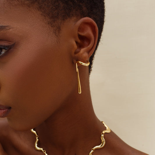 Brinco Envolvente com Pêndulo Dourado