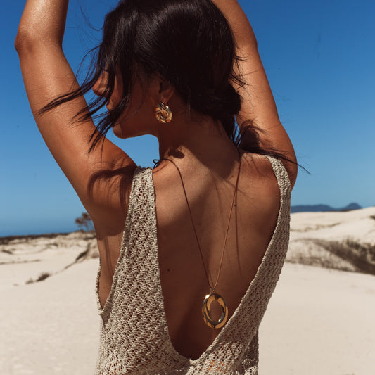 Colar Cordão Marrom com Pingente Oval Vazado