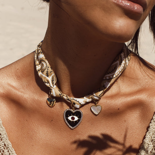 Colar Lenço Nude com Pingentes Corações Dourado