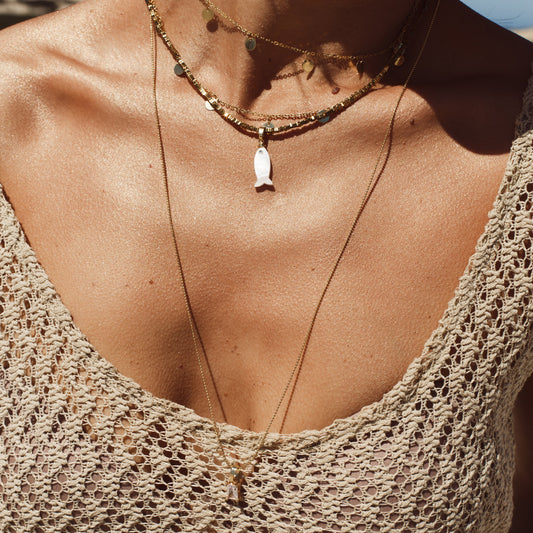 Colar Duplo com Pingente de Cristal e Peixe em Madrepérola Dourado