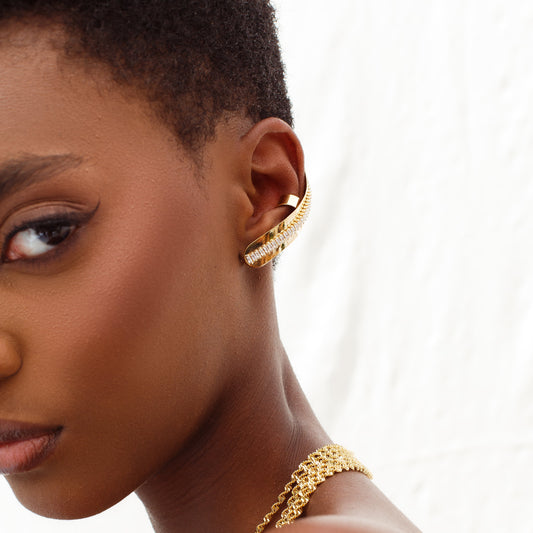 Brinco Ear Cuff Liso Escovado Alongado Cravejado Dourado