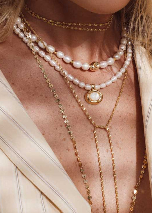 Colar de Pérolas com Detalhe Dourado