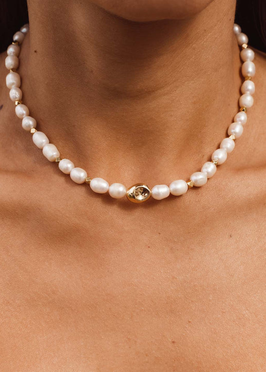 Colar de Pérolas com Detalhe Dourado