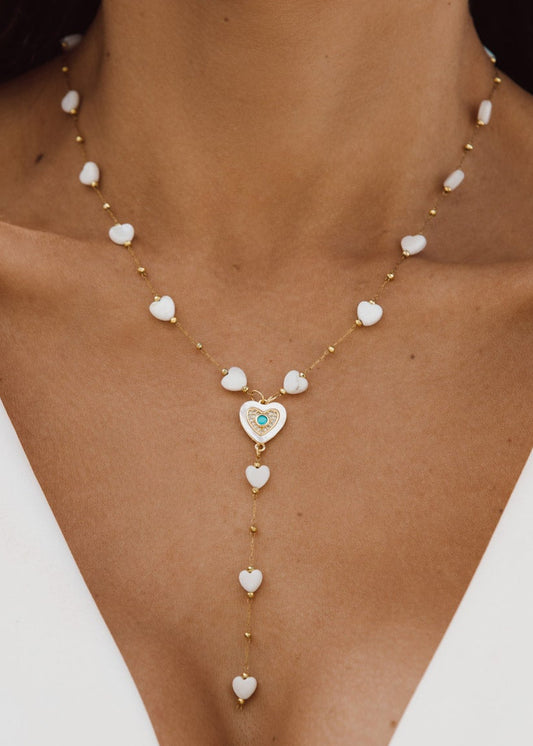 Colar Gravatinha Dourado com Corações em Madrepérola