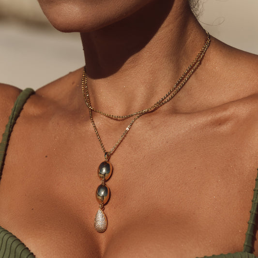 Colar Longo Ovais Lisos e Gota Cravejada Dourado