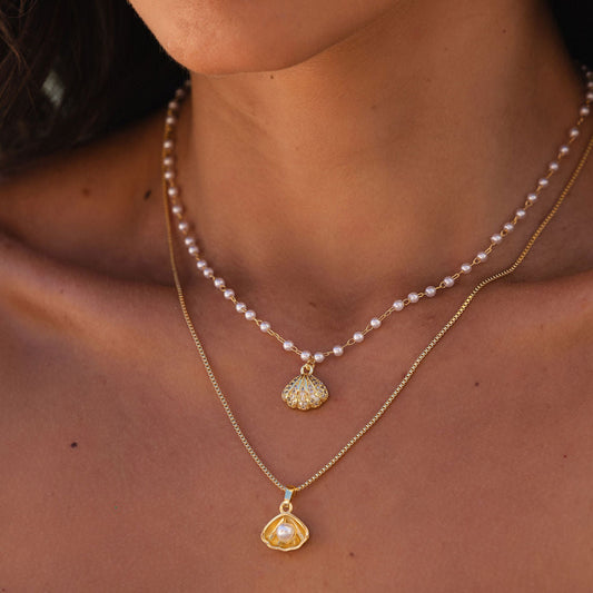 Colar Duplo Liso e de Perolas com Pingentes de Concha