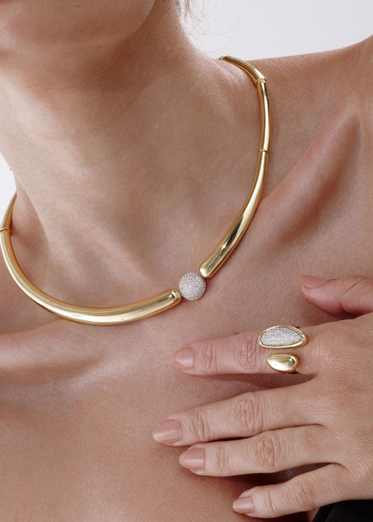 Colar Choker Dourado com Detalhe Central