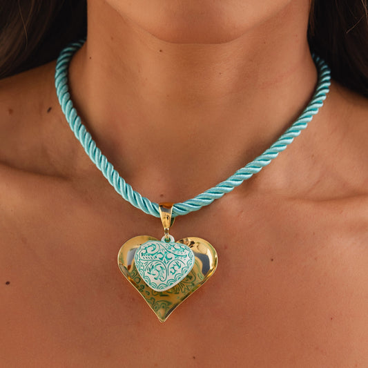 Colar Cordão Turquesa com Pingentes de Corações Liso e Pintado Dourado