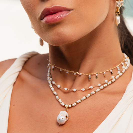 Colar Cristais Coloridos com Pingente de Pérola Dourado