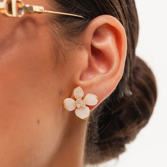 Brinco Flor com Resina Centro Cravejado e Pérola Dourado