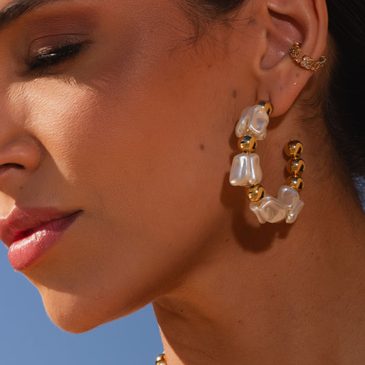 Brinco Argola Pérolas e Esferas Dourado