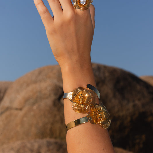 Pulseira Bracelete Flor Vazada com Esferas Dourado
