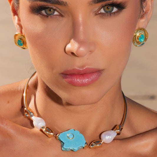 Colar Aro Liso com Pedra Turquesa Detalhes Orgânicos e Pérolas Dourado