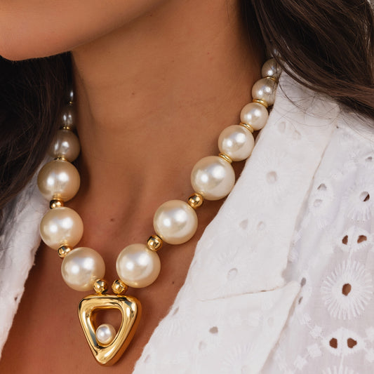 Colar Pérolas com Pingente Triangular Dourado