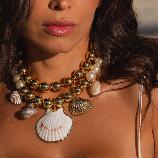 Colar Maxi Pérolas com Conchas e Esferas Dourado