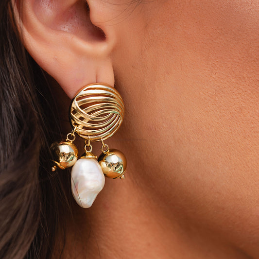 Brinco Redondo Vazado com Pérola e Esferas Dourado