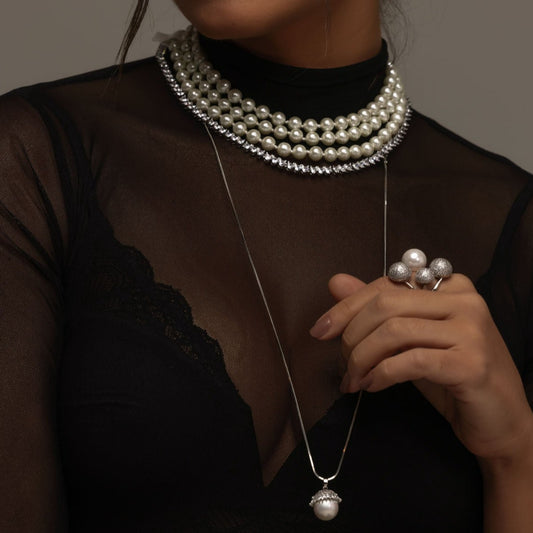 Colar Triplo Pérolas Dourado