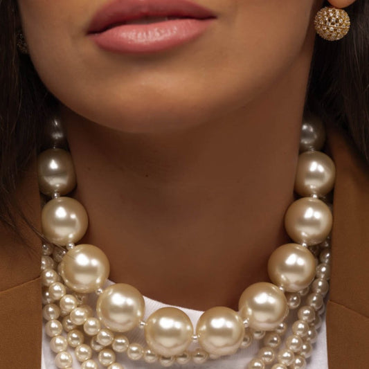 Colar Maxi Pérolas com Acabamento Dourado