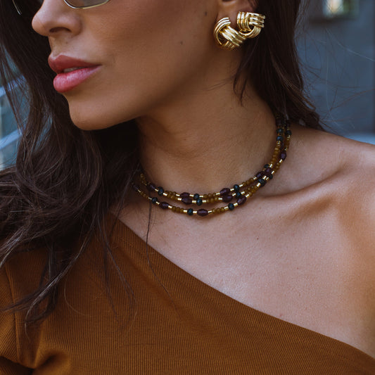 Colar Cristais Mostarda e Detalhes em Vinho e Verde Dourado