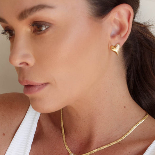 Brinco Coração Metade Liso e Metade Cravejado Dourado