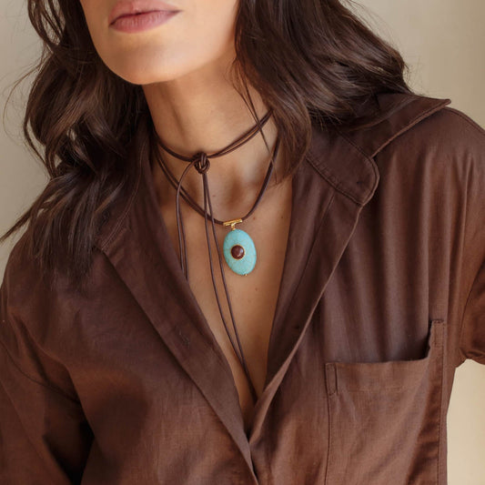 Colar Cordão Marrom com Pingente Oval Turquesa e Cristal Marrom Dourado