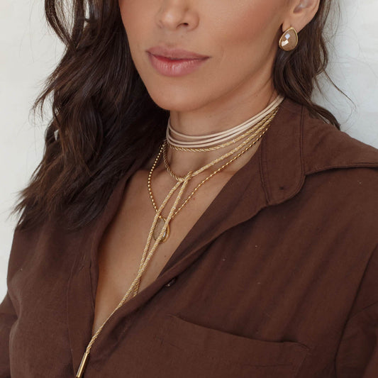 Colar Duplo Cordão Creme/Marrom com Corrente Bolinhas e Gota Areia/Marrom Dourado